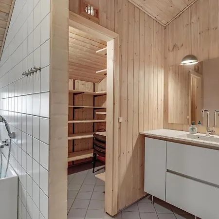 Feriehus Stunning In Aakirkeby With Wifi Vester Somarken